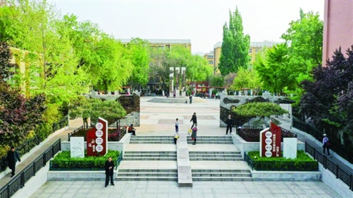 甸柳新村街道小广场干净整洁,成为附近居民的好去处